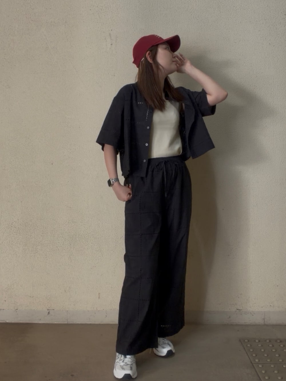 ブラック系のシャツ/ブラウス、ブラック系のその他パンツ、ホワイト系のニット/セーターを着用したレディースの夏コーディネートの2枚目の写真