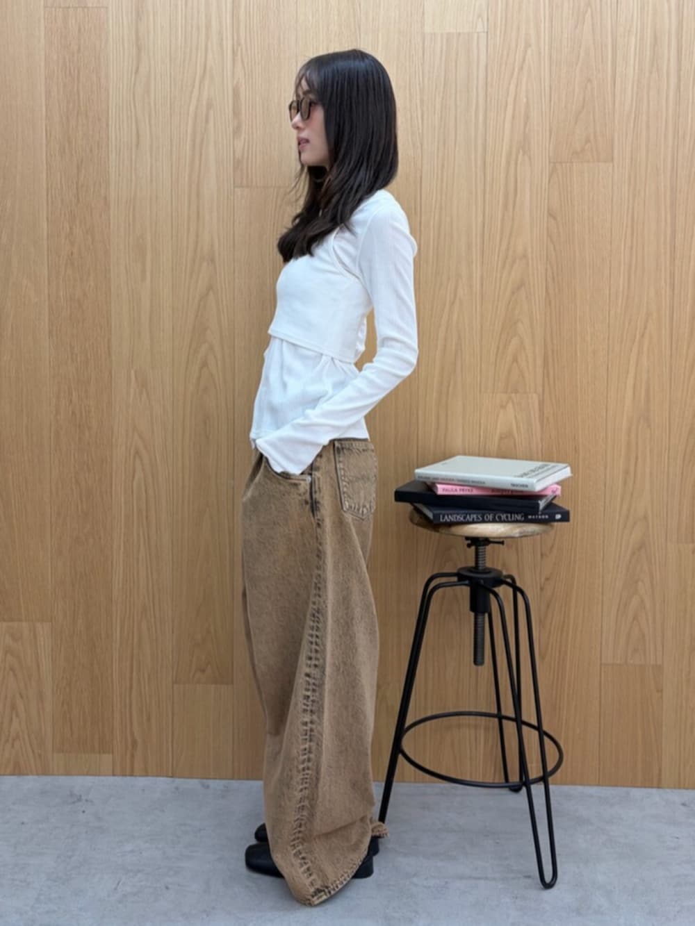 ホワイト系のTシャツ/カットソー、ブラック系のサンダル、ブラウン系のデニムパンツを着用したレディースの春コーディネートの4枚目の写真