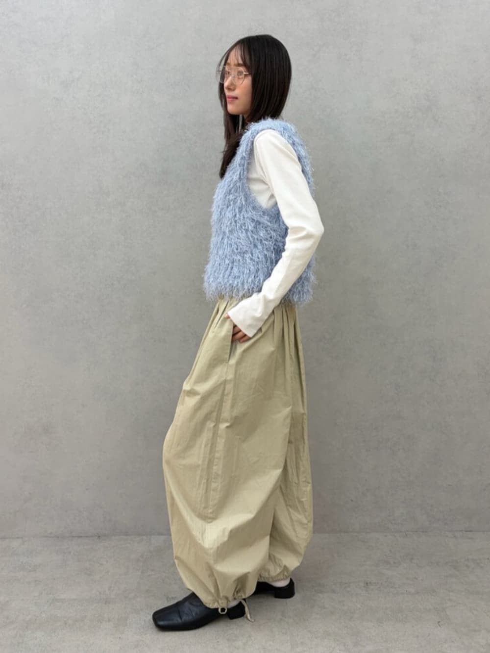 ホワイト系のTシャツ/カットソー、ブルー系のニット/セーター、ベージュ系のその他パンツを着用したレディースの春コーディネートの2枚目の写真