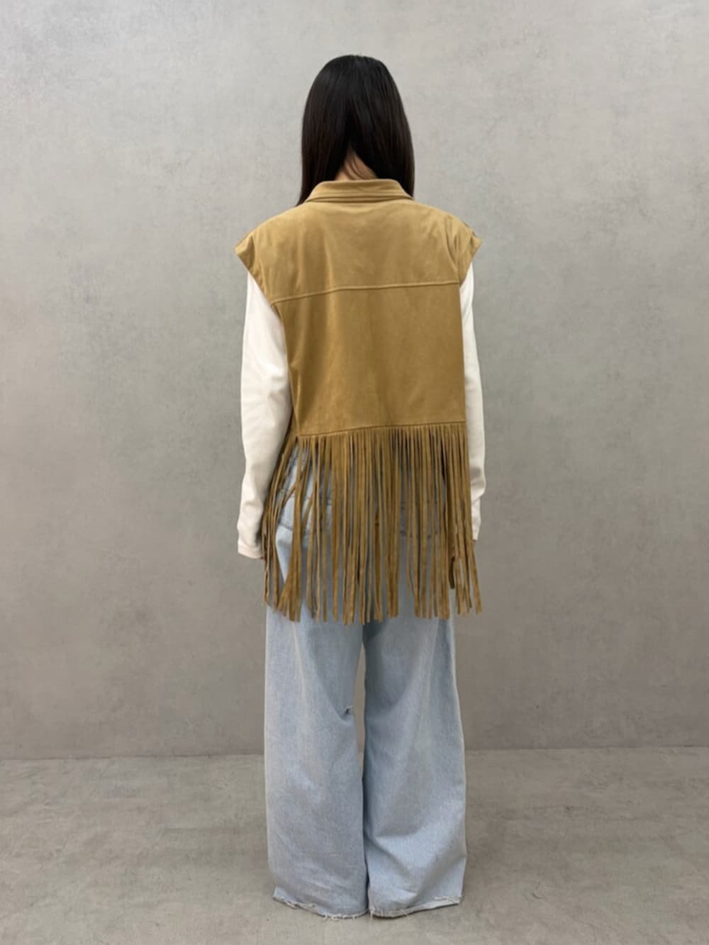 ホワイト系のTシャツ/カットソー、ブルー系のデニムパンツ、ホワイト系のパンプスを着用したレディースの春コーディネートの4枚目の写真