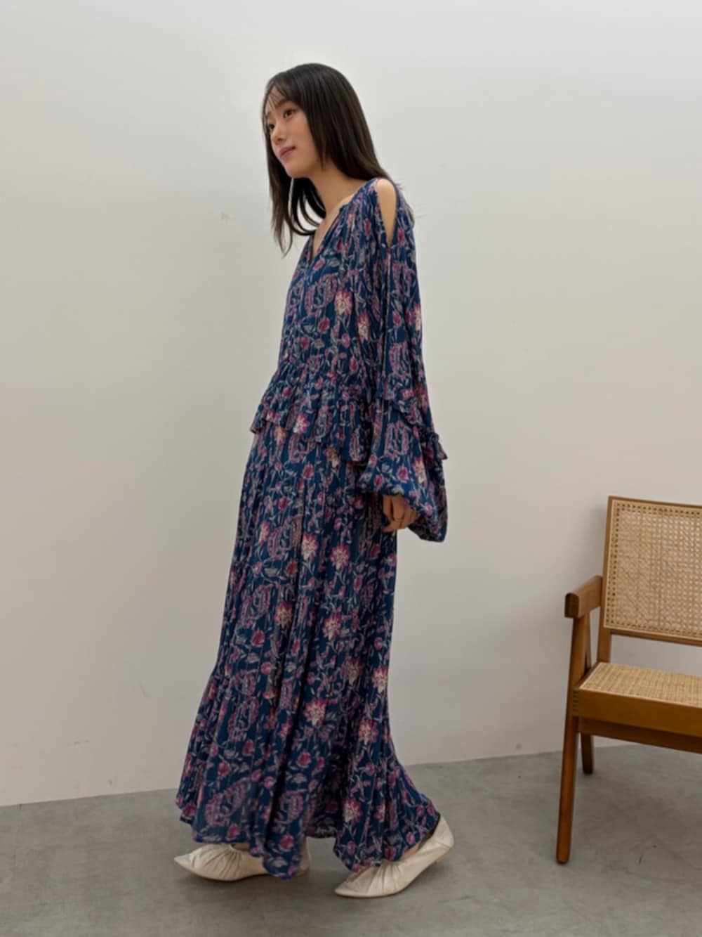 ホワイト系のパンプス、ブルー系のワンピースを着用したレディースの春コーディネートの5枚目の写真