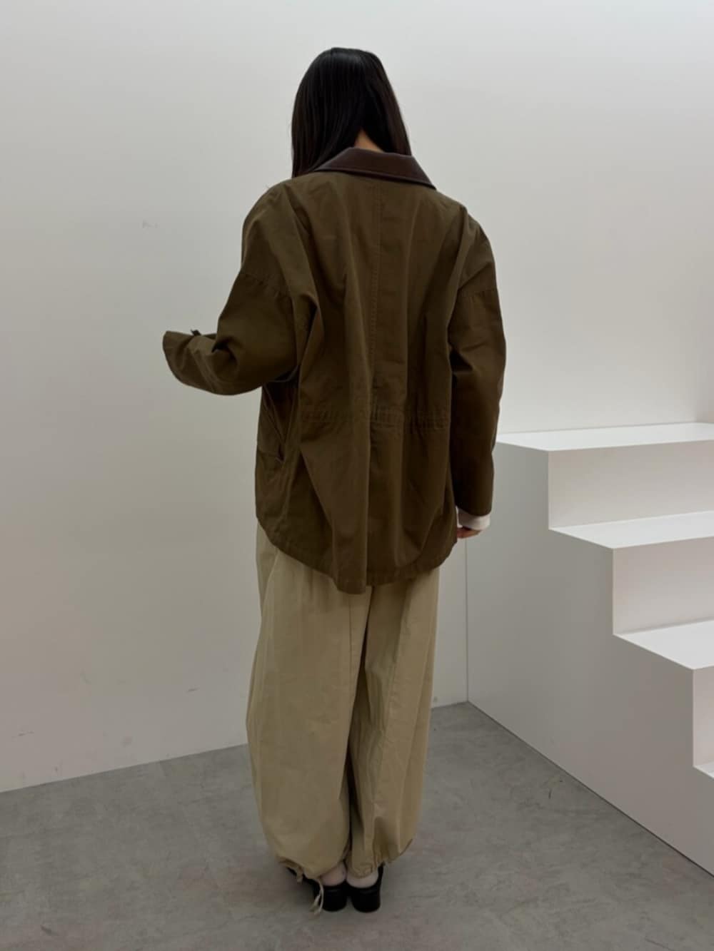 グレー系のTシャツ/カットソー、ブラウン系のブルゾン、ベージュ系のその他パンツを着用したレディースの春コーディネートの4枚目の写真