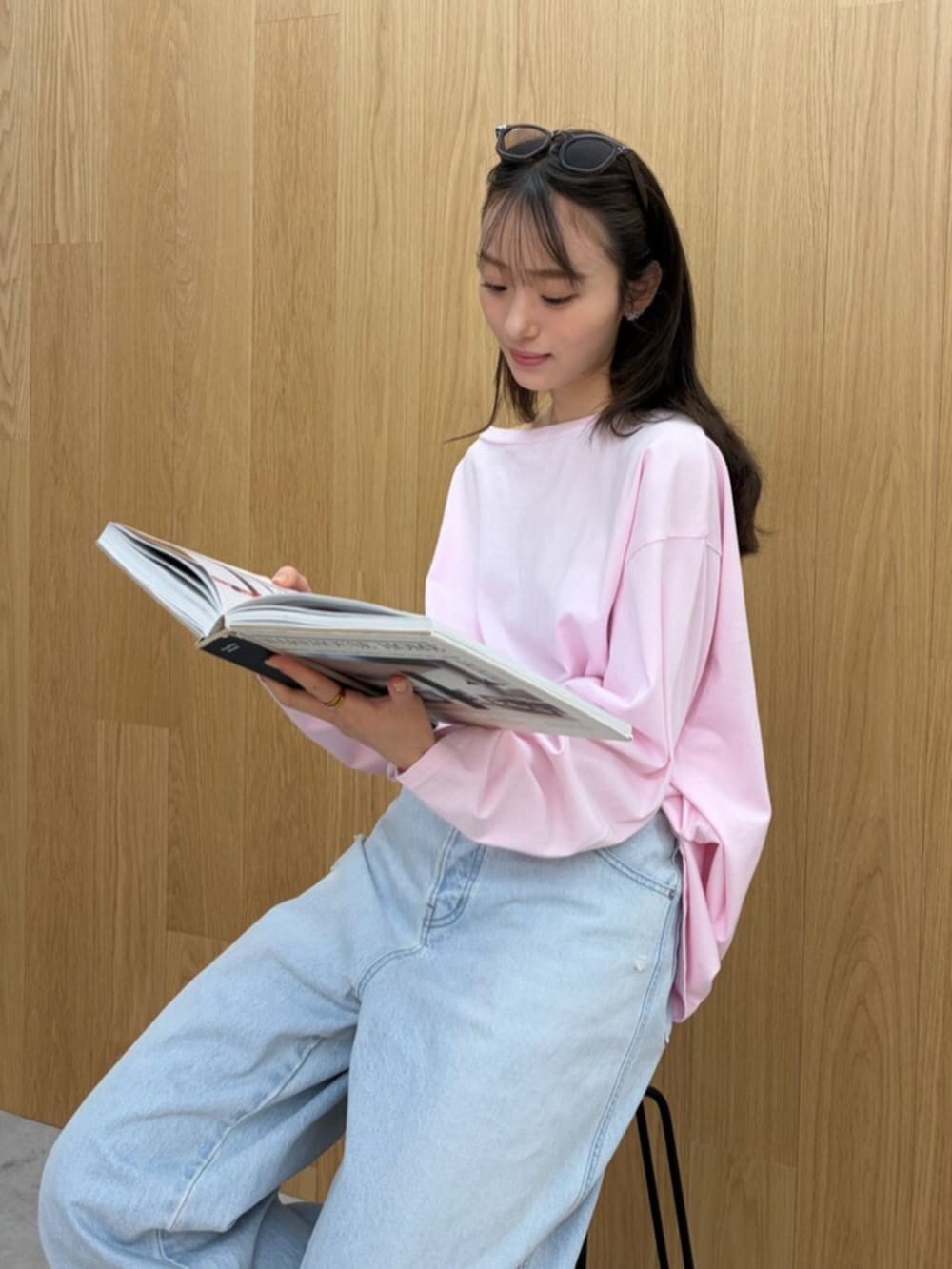 ブルー系のデニムパンツ、ピンク系のTシャツ/カットソー、ホワイト系のパンプスを着用したレディースの春コーディネートの3枚目の写真