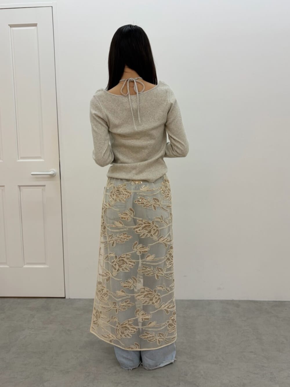 ブルー系のデニムパンツ、ホワイト系のパンプス、グレー系のTシャツ/カットソーを着用したレディースの春コーディネートの5枚目の写真