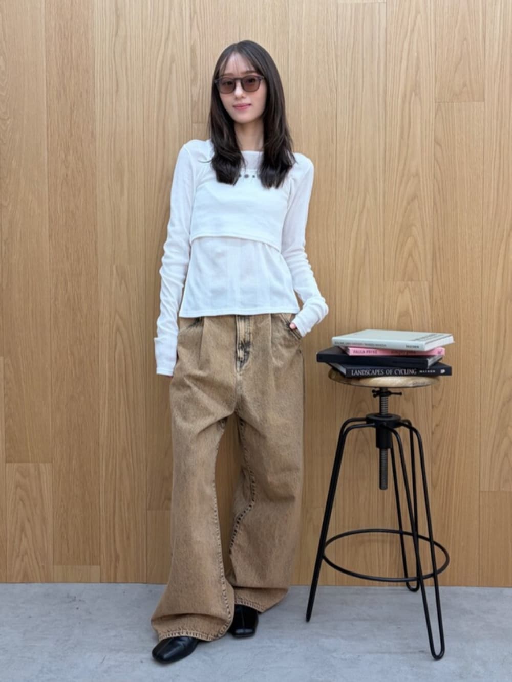 ホワイト系のTシャツ/カットソー、ブラック系のサンダル、ブラウン系のデニムパンツを着用したレディースの春コーディネートの3枚目の写真