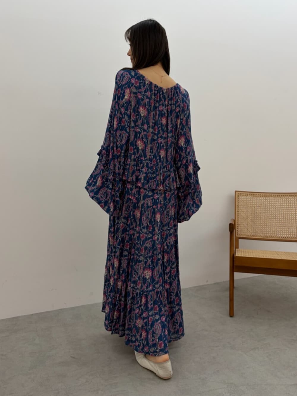 ホワイト系のパンプス、ブルー系のワンピースを着用したレディースの春コーディネートの6枚目の写真