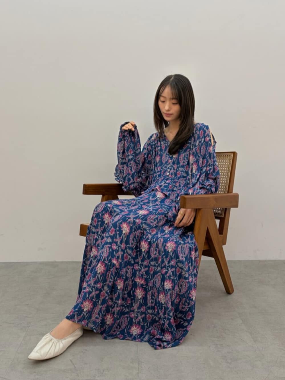 ホワイト系のパンプス、ブルー系のワンピースを着用したレディースの春コーディネートの2枚目の写真