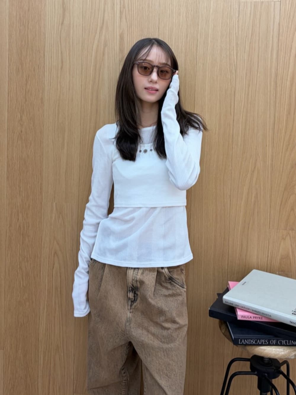 ホワイト系のTシャツ/カットソー、ブラック系のサンダル、ブラウン系のデニムパンツを着用したレディースの春コーディネートの2枚目の写真