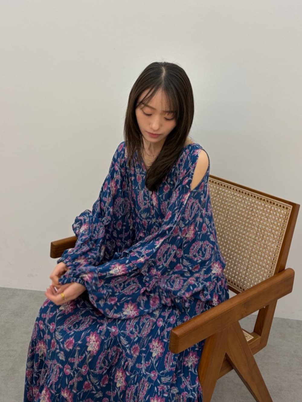 ホワイト系のパンプス、ブルー系のワンピースを着用したレディースの春コーディネートの4枚目の写真