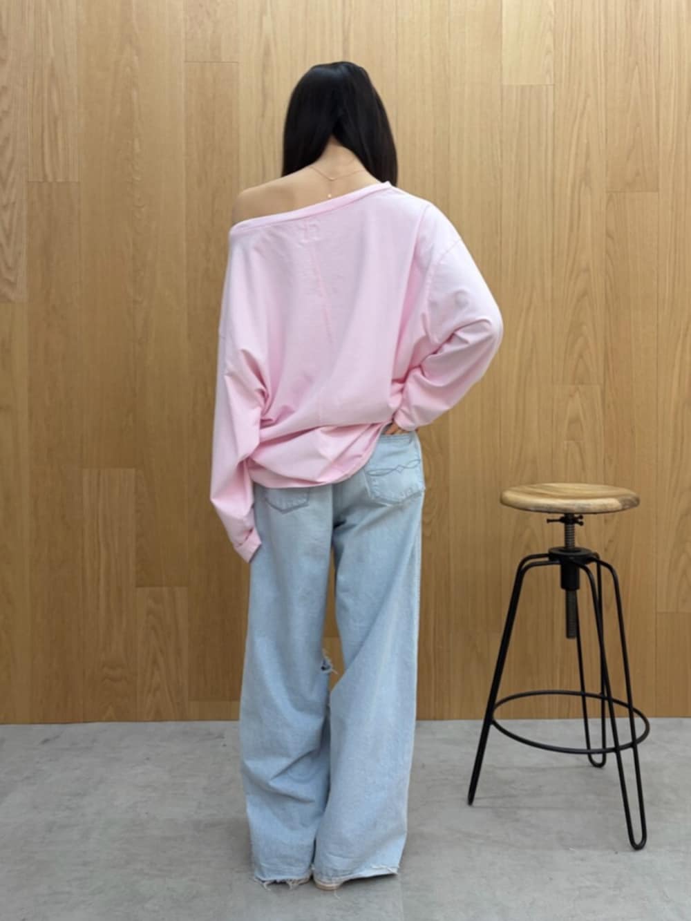 ブルー系のデニムパンツ、ピンク系のTシャツ/カットソー、ホワイト系のパンプスを着用したレディースの春コーディネートの4枚目の写真