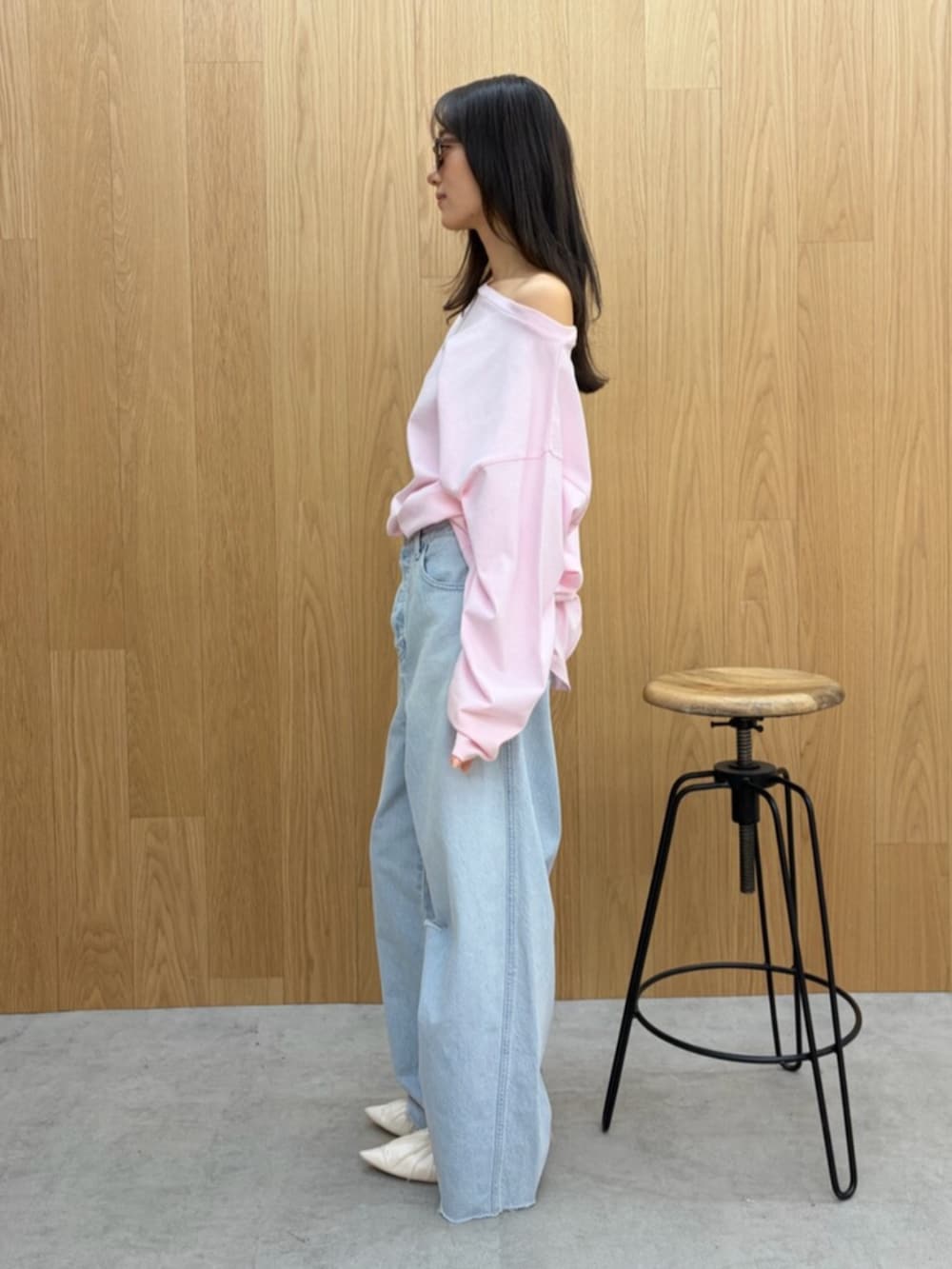 ブルー系のデニムパンツ、ピンク系のTシャツ/カットソー、ホワイト系のパンプスを着用したレディースの春コーディネートの2枚目の写真