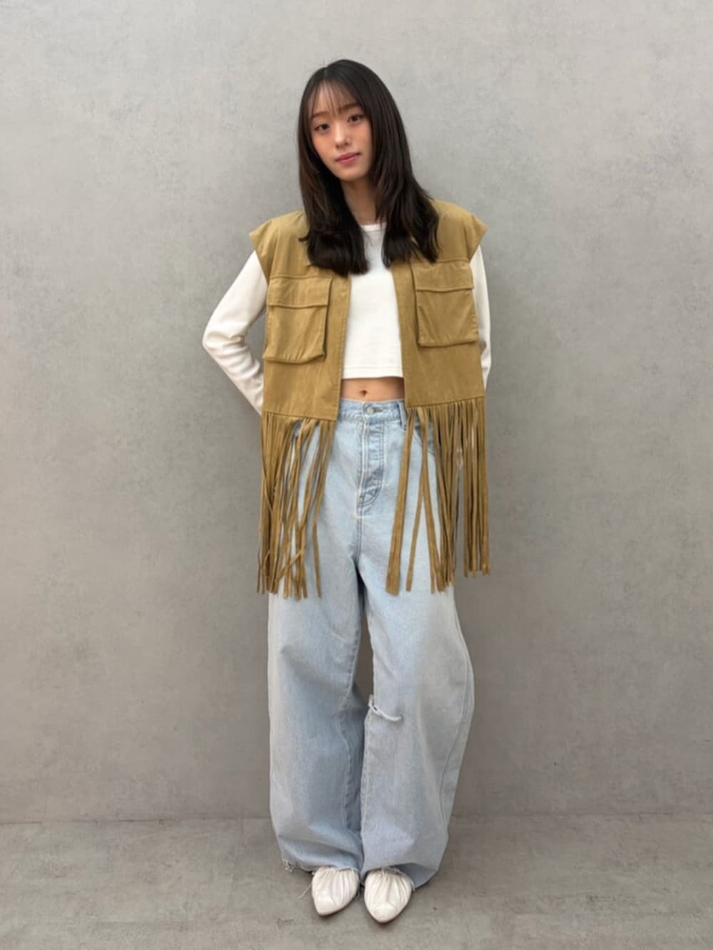 ホワイト系のTシャツ/カットソー、ブルー系のデニムパンツ、ホワイト系のパンプスを着用したレディースの春コーディネートの2枚目の写真