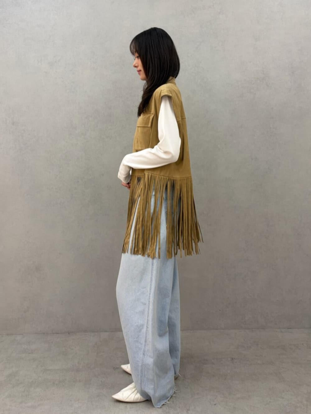 ホワイト系のTシャツ/カットソー、ブルー系のデニムパンツ、ホワイト系のパンプスを着用したレディースの春コーディネートの3枚目の写真