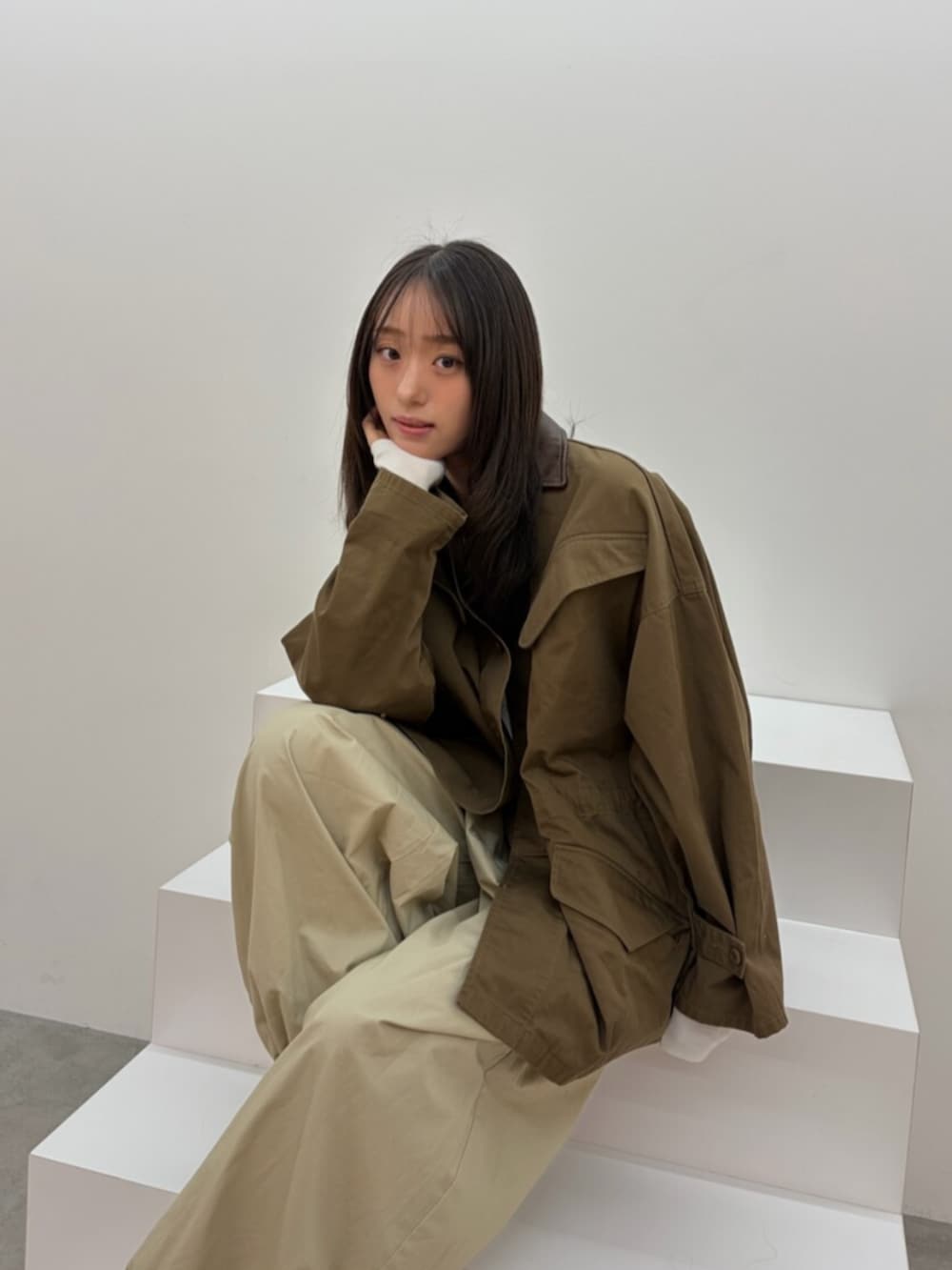 グレー系のTシャツ/カットソー、ブラウン系のブルゾン、ベージュ系のその他パンツを着用したレディースの春コーディネートの3枚目の写真