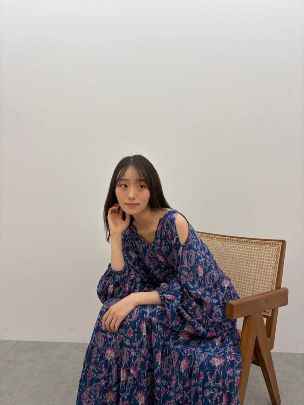 ホワイト系のパンプス、ブルー系のワンピースを着用したレディースの春コーディネートの3枚目の写真