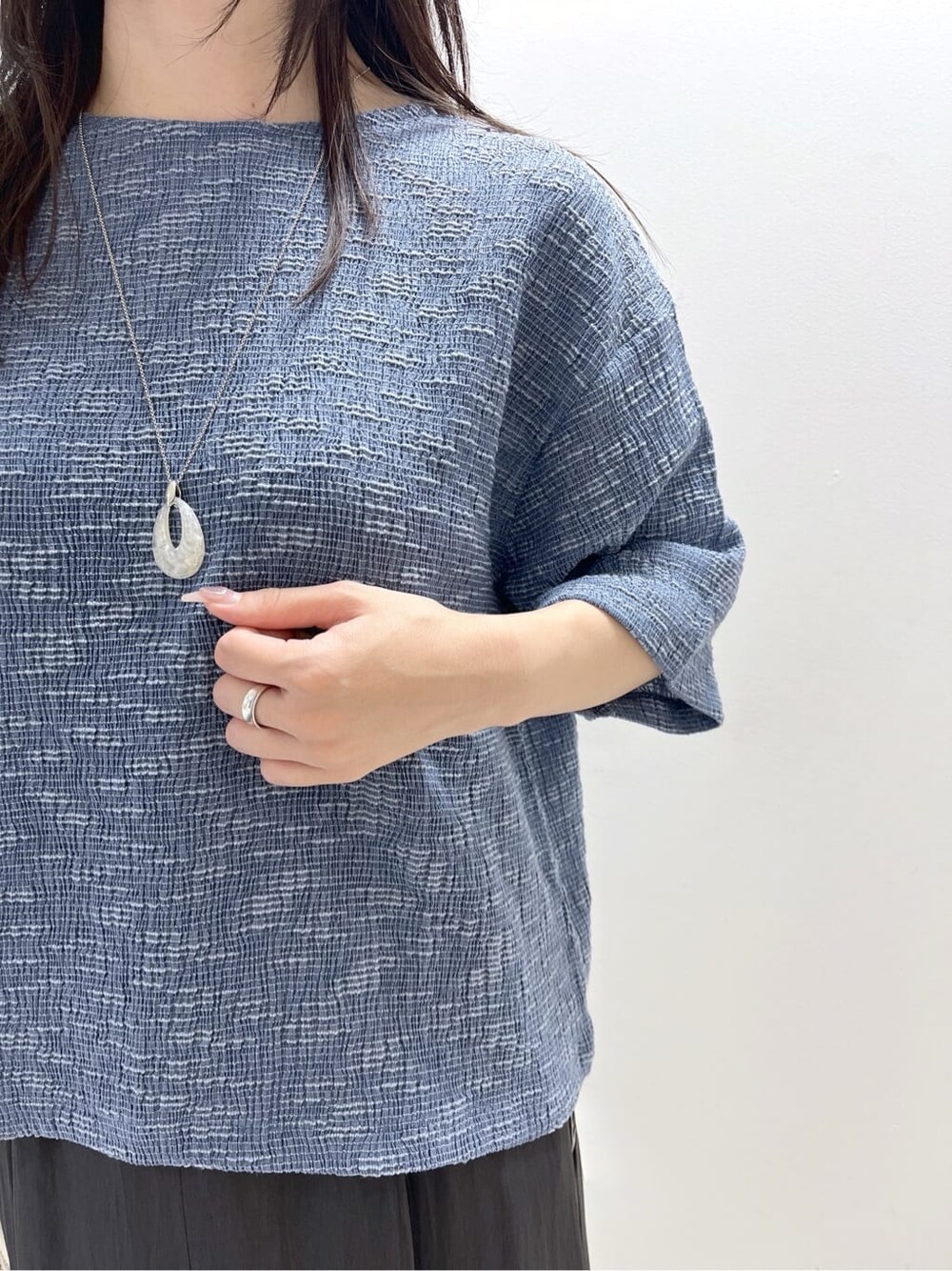 ブルー系のTシャツ/カットソー、グレー系のスカートを着用したレディースの秋コーディネートの3枚目の写真