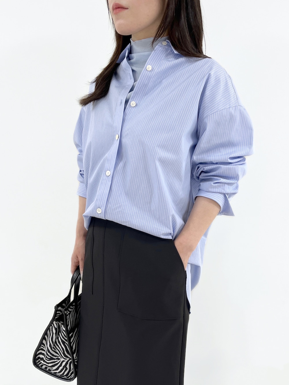 ブルー系のシャツ/ブラウス、ブルー系のTシャツ/カットソー、ブラック系のスカートを着用したレディースの夏コーディネートの2枚目の写真