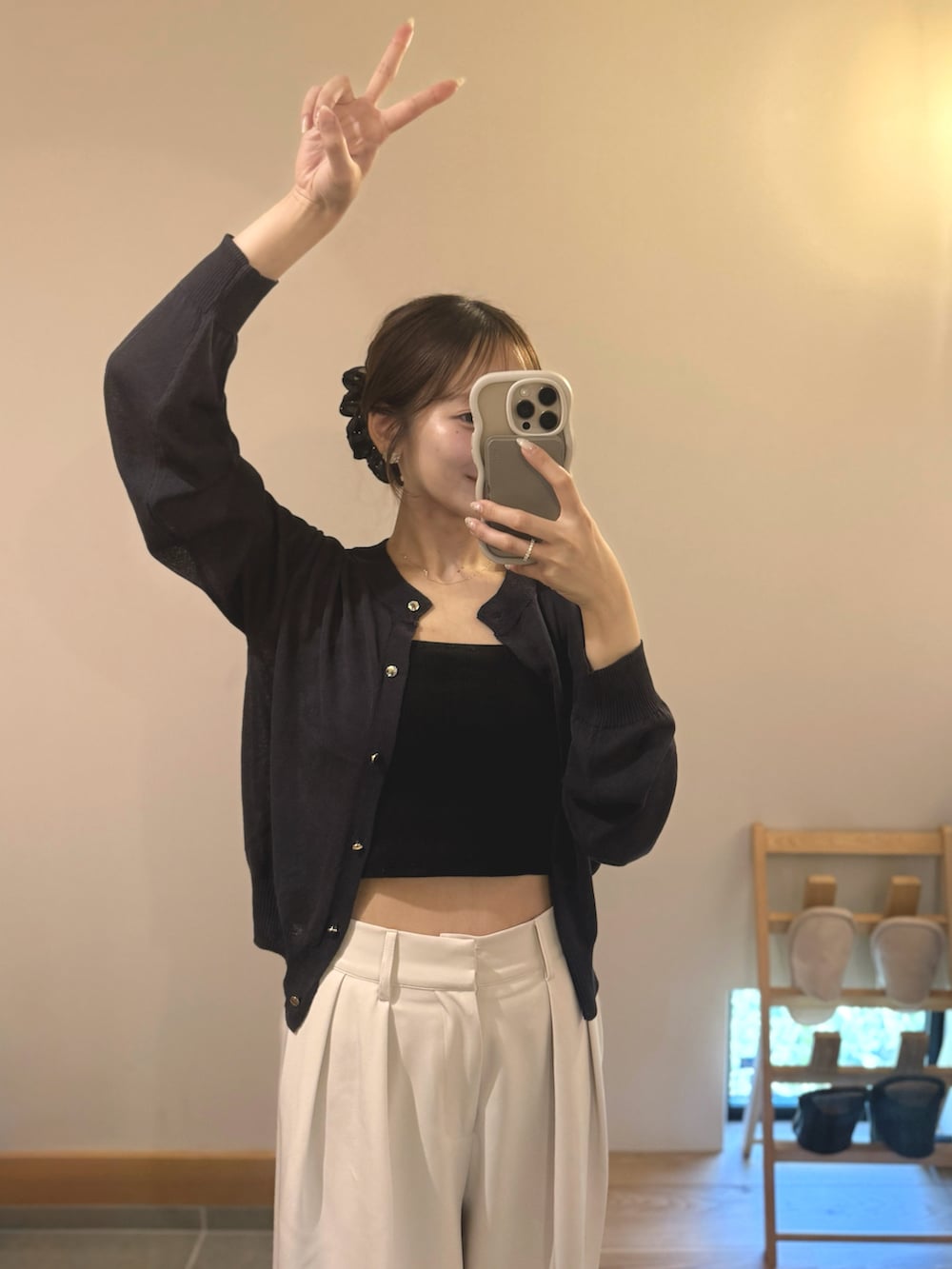 ホワイト系のその他パンツ、ブラック系のカーディガン/ボレロを着用したレディースの夏コーディネートの2枚目の写真