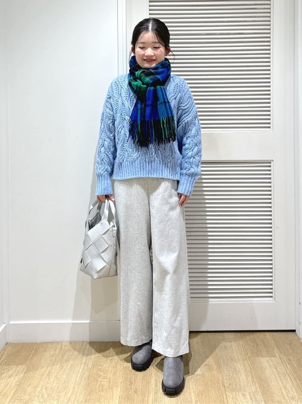 シルバー系のトートバッグを着用したレディースの冬コーディネートの6枚目の写真