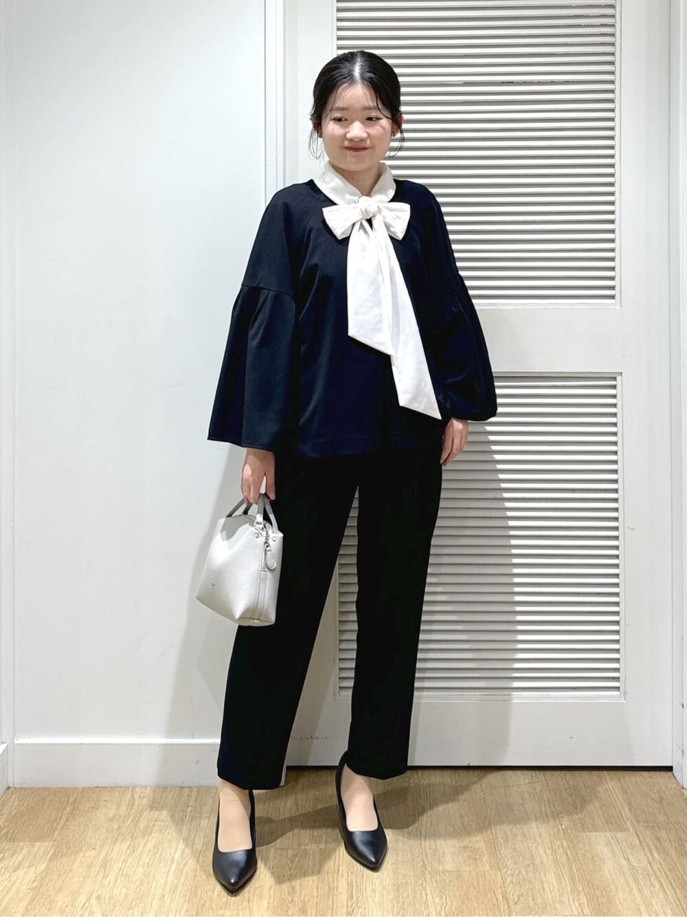 ブルー系のノーカラージャケット、ホワイト系のシャツ/ブラウス、ブルー系のその他パンツを着用したレディースの冬コーディネートの2枚目の写真