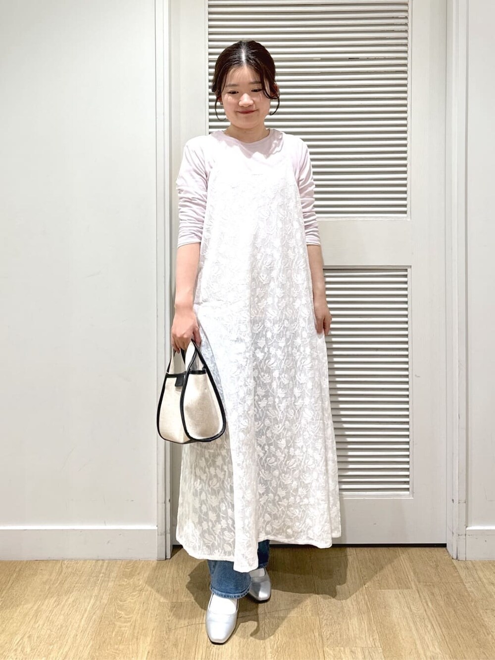 ホワイト系のワンピース、ホワイト系のTシャツ/カットソー、ピンク系のTシャツ/カットソーを着用したレディースの春コーディネートの8枚目の写真