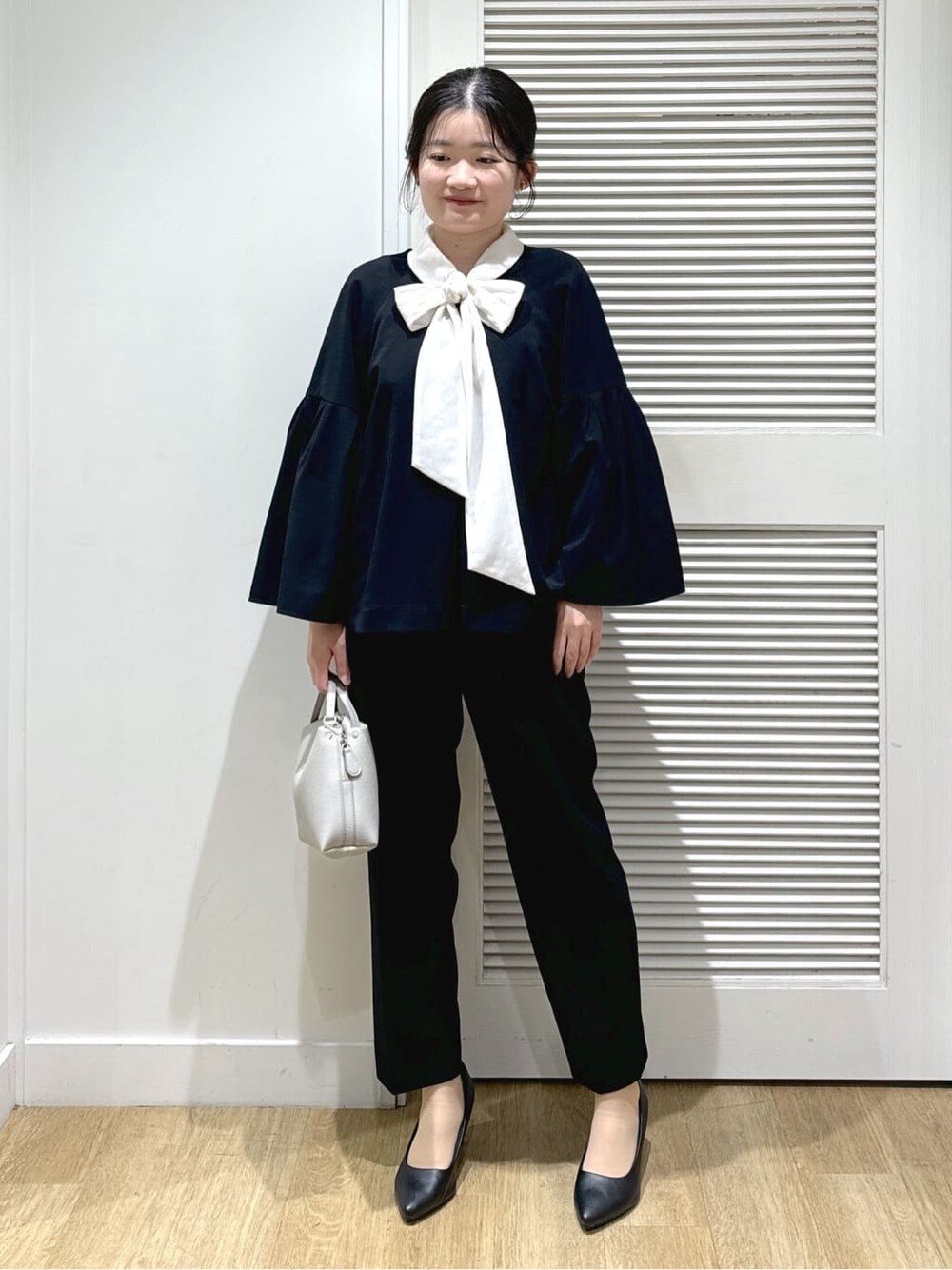 ブルー系のノーカラージャケット、ホワイト系のシャツ/ブラウス、ブルー系のその他パンツを着用したレディースの冬コーディネートの8枚目の写真