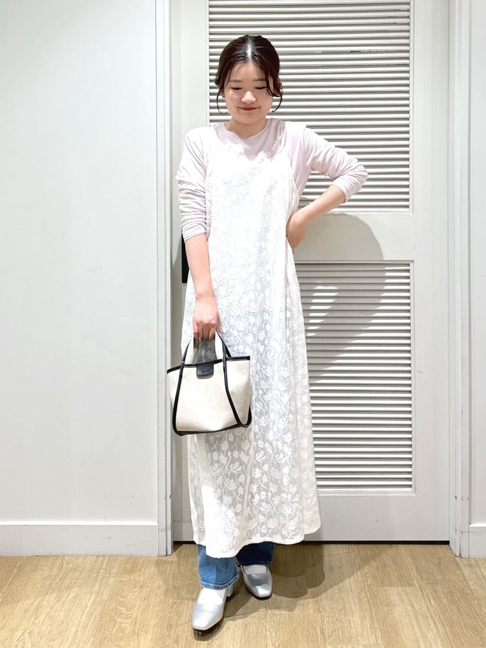 ホワイト系のワンピース、ホワイト系のTシャツ/カットソー、ピンク系のTシャツ/カットソーを着用したレディースの春コーディネートの2枚目の写真