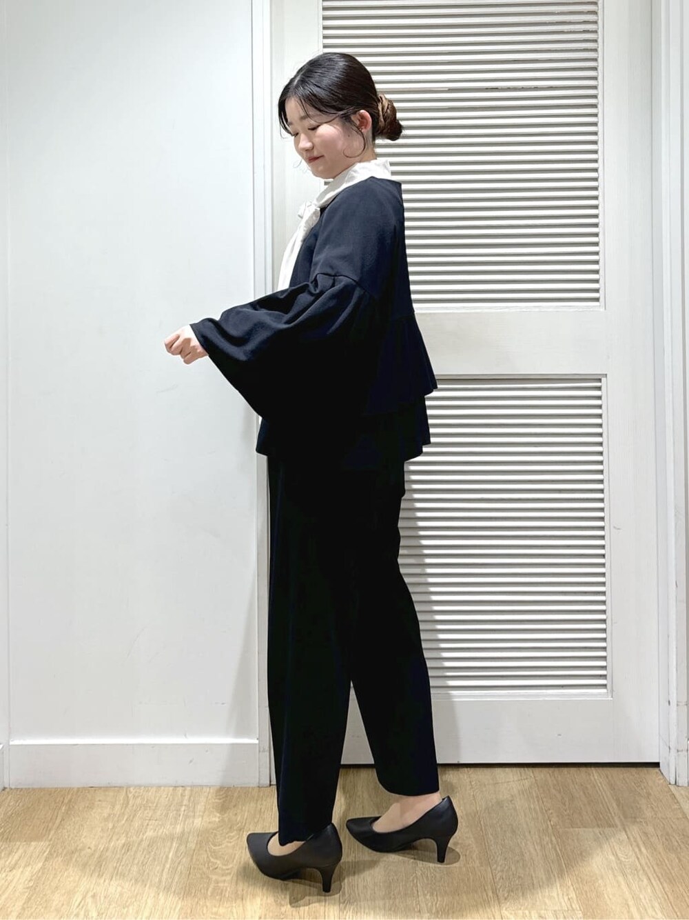 ブルー系のノーカラージャケット、ホワイト系のシャツ/ブラウス、ブルー系のその他パンツを着用したレディースの冬コーディネートの5枚目の写真