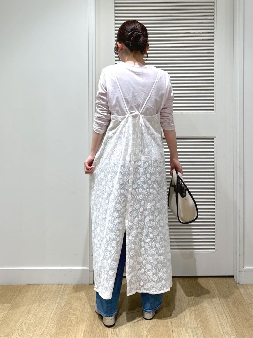 ホワイト系のワンピース、ホワイト系のTシャツ/カットソー、ピンク系のTシャツ/カットソーを着用したレディースの春コーディネートの5枚目の写真