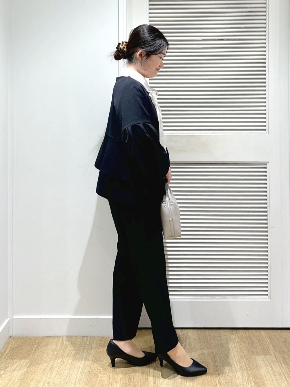 ブルー系のノーカラージャケット、ホワイト系のシャツ/ブラウス、ブルー系のその他パンツを着用したレディースの冬コーディネートの7枚目の写真