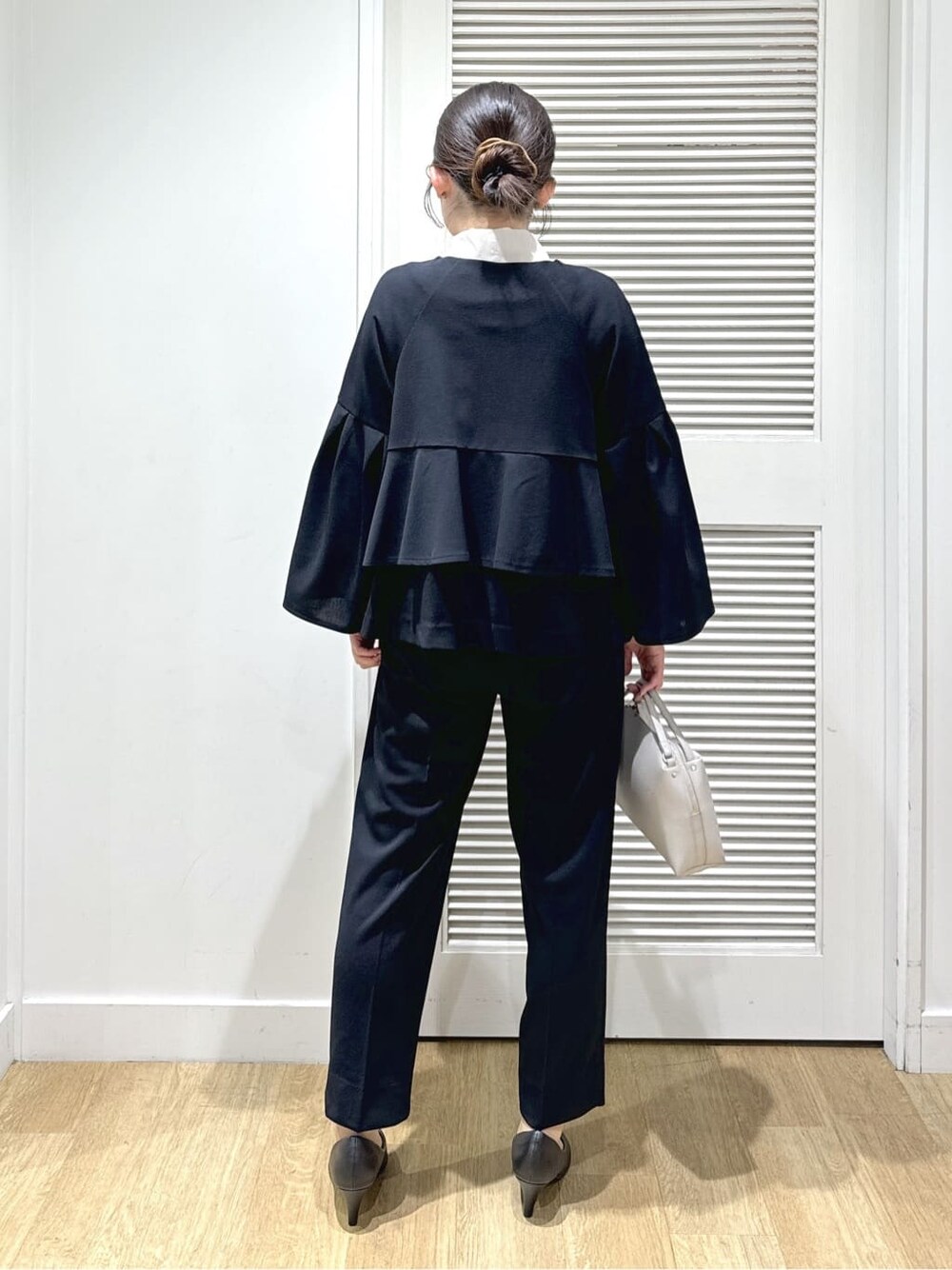 ブルー系のノーカラージャケット、ホワイト系のシャツ/ブラウス、ブルー系のその他パンツを着用したレディースの冬コーディネートの6枚目の写真