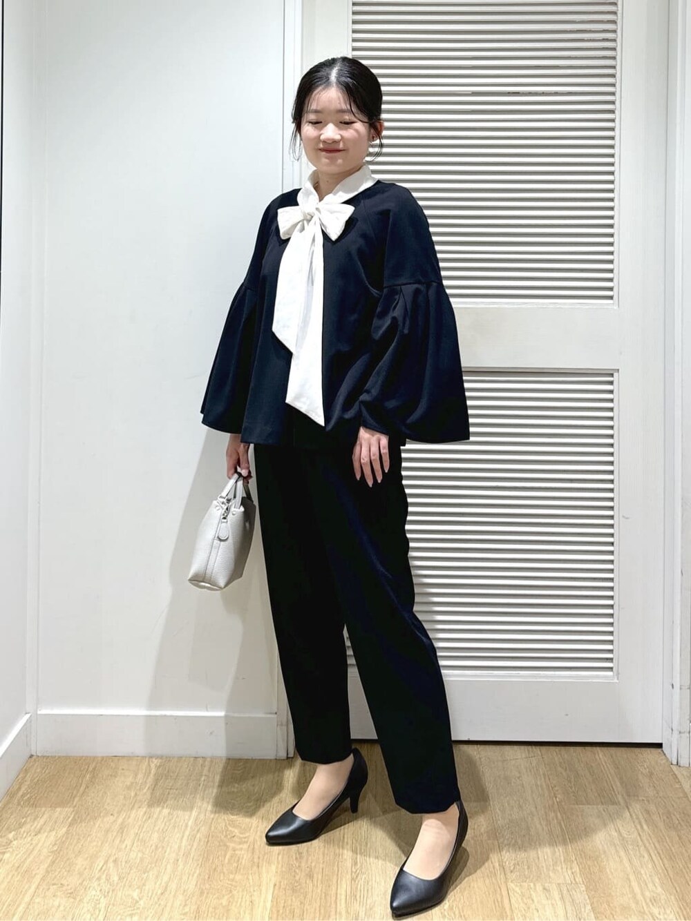 ブルー系のノーカラージャケット、ホワイト系のシャツ/ブラウス、ブルー系のその他パンツを着用したレディースの冬コーディネートの4枚目の写真