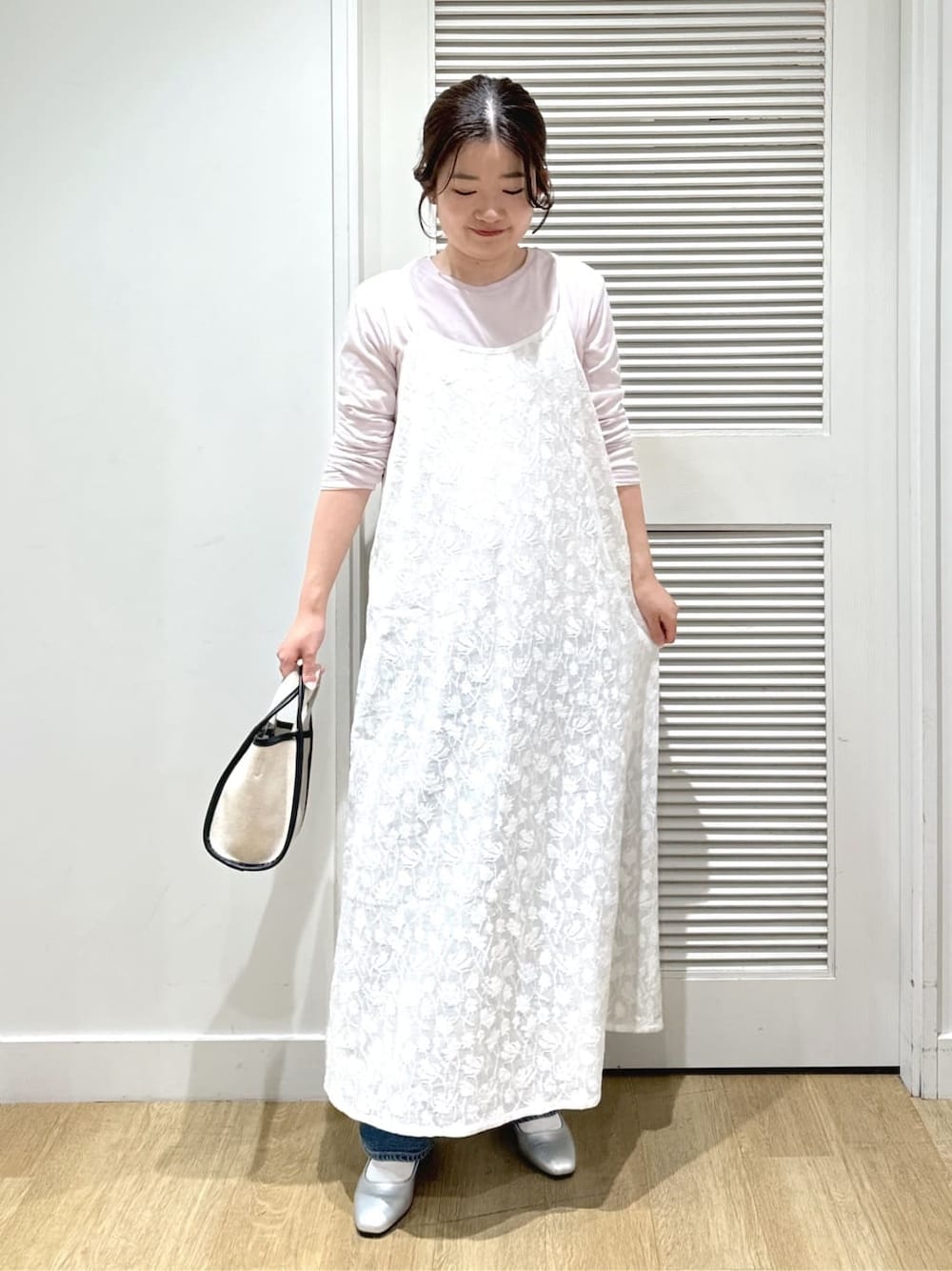 ホワイト系のワンピース、ホワイト系のTシャツ/カットソー、ピンク系のTシャツ/カットソーを着用したレディースの春コーディネートの7枚目の写真