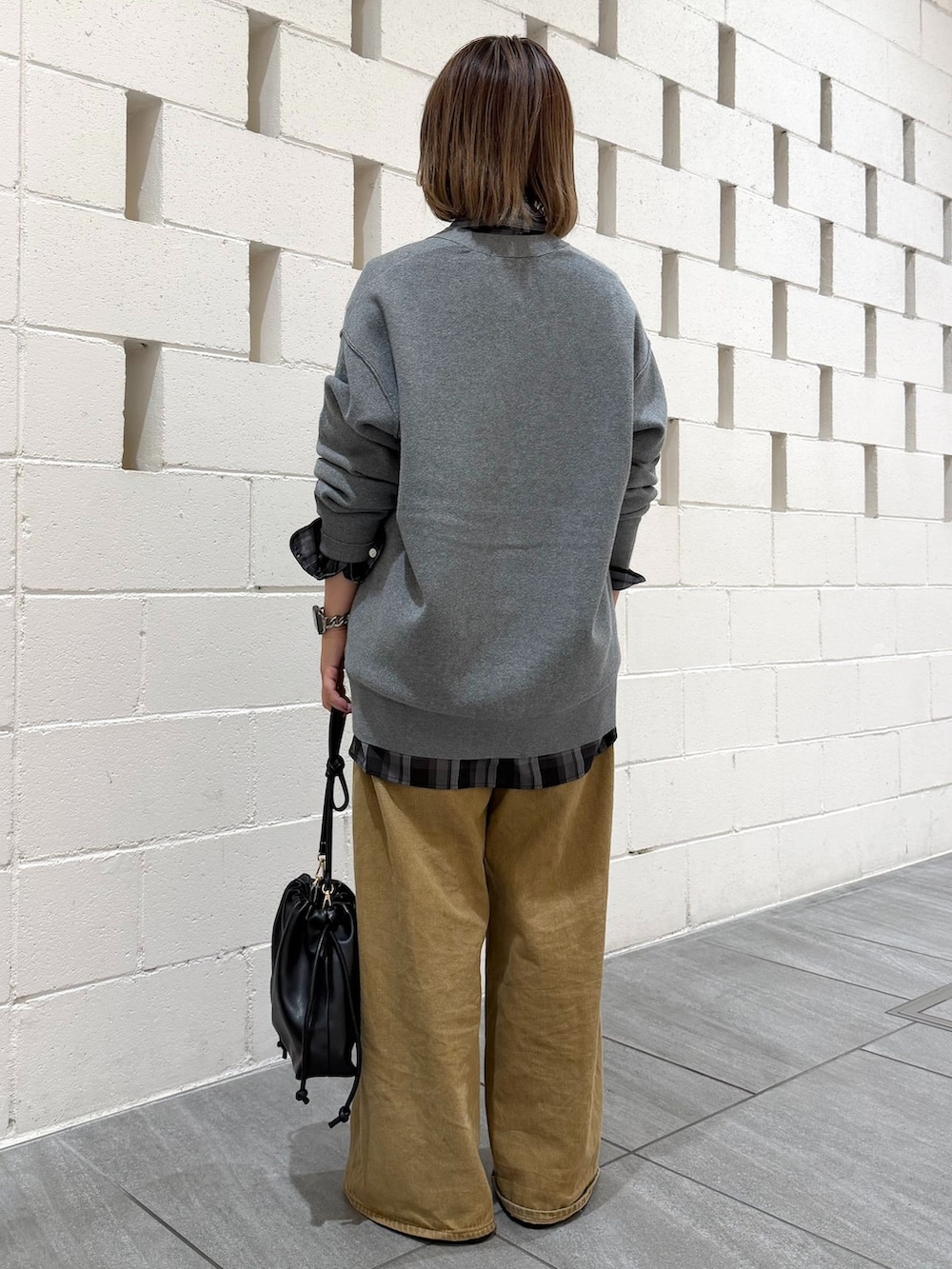 ベージュ系のデニムパンツ、ブラック系のシャツ/ブラウス、グレー系のカーディガン/ボレロを着用したレディースの秋コーディネートの3枚目の写真
