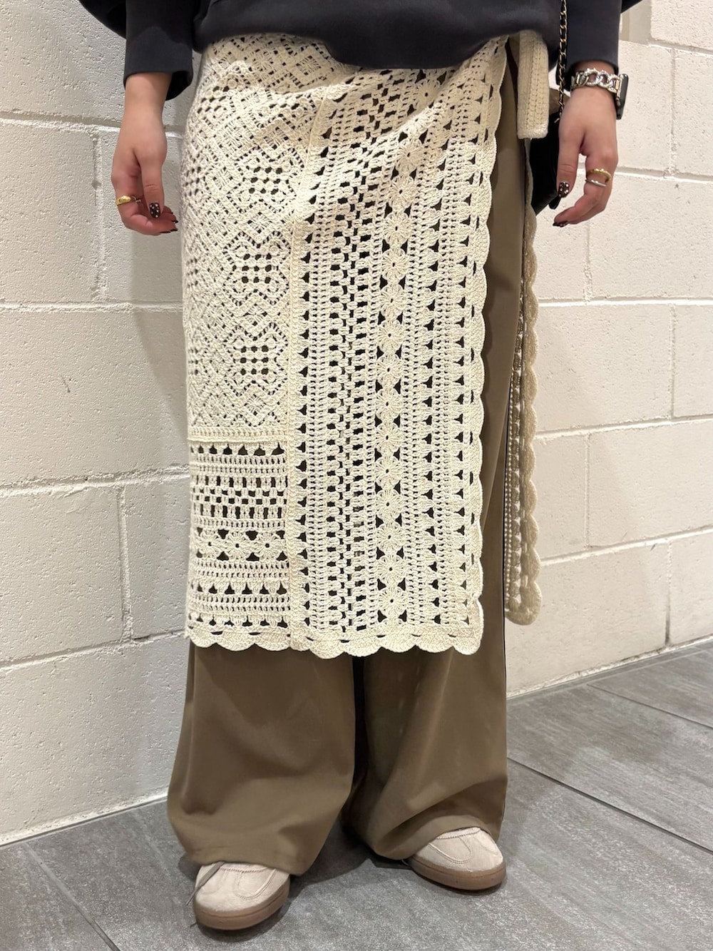 グリーン系のその他パンツ、ブラック系のスウェット、ベージュ系のスカートを着用したレディースの冬コーディネートの6枚目の写真
