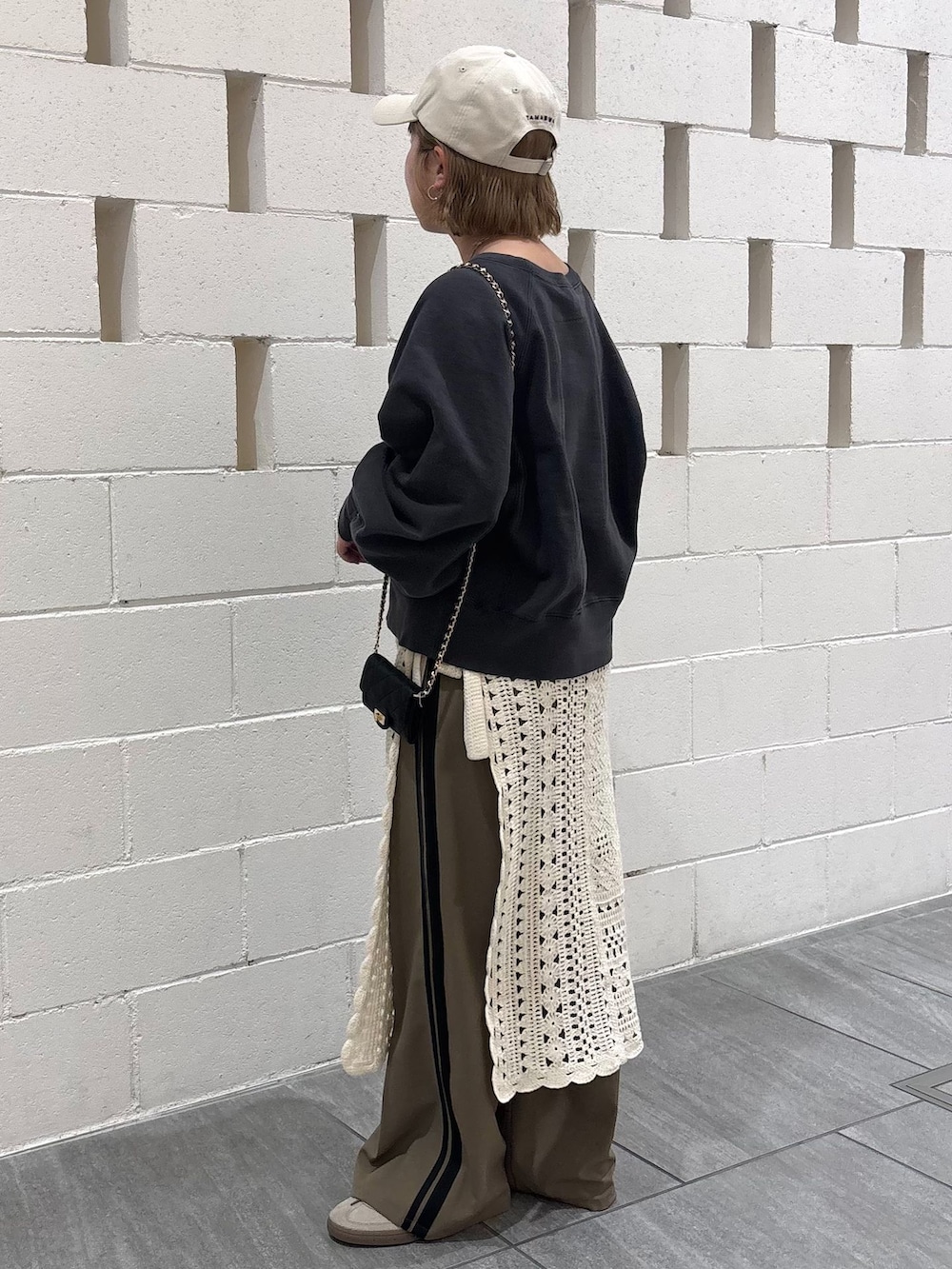 グリーン系のその他パンツ、ブラック系のスウェット、ベージュ系のスカートを着用したレディースの冬コーディネートの4枚目の写真