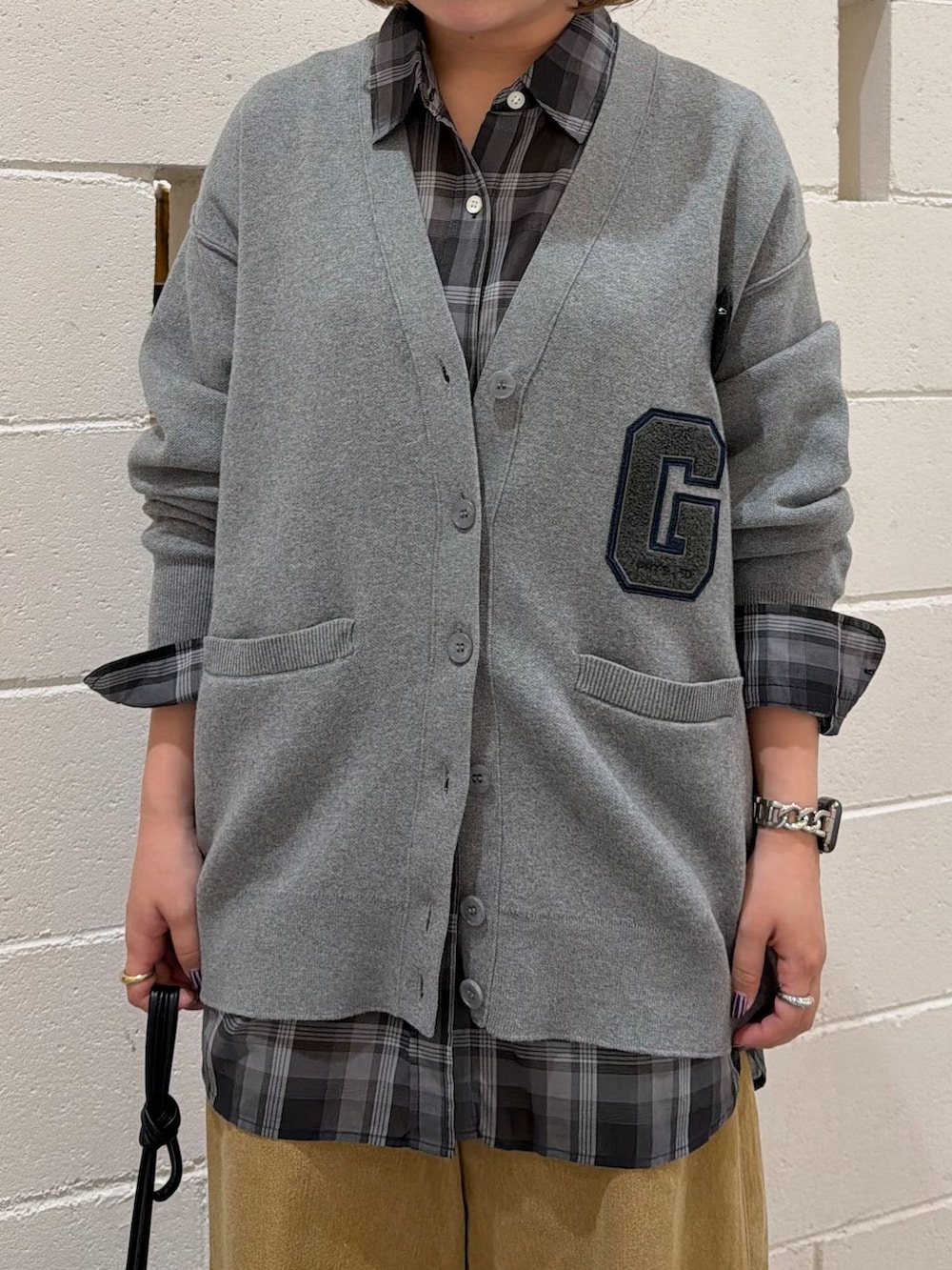 ベージュ系のデニムパンツ、ブラック系のシャツ/ブラウス、グレー系のカーディガン/ボレロを着用したレディースの秋コーディネートの4枚目の写真