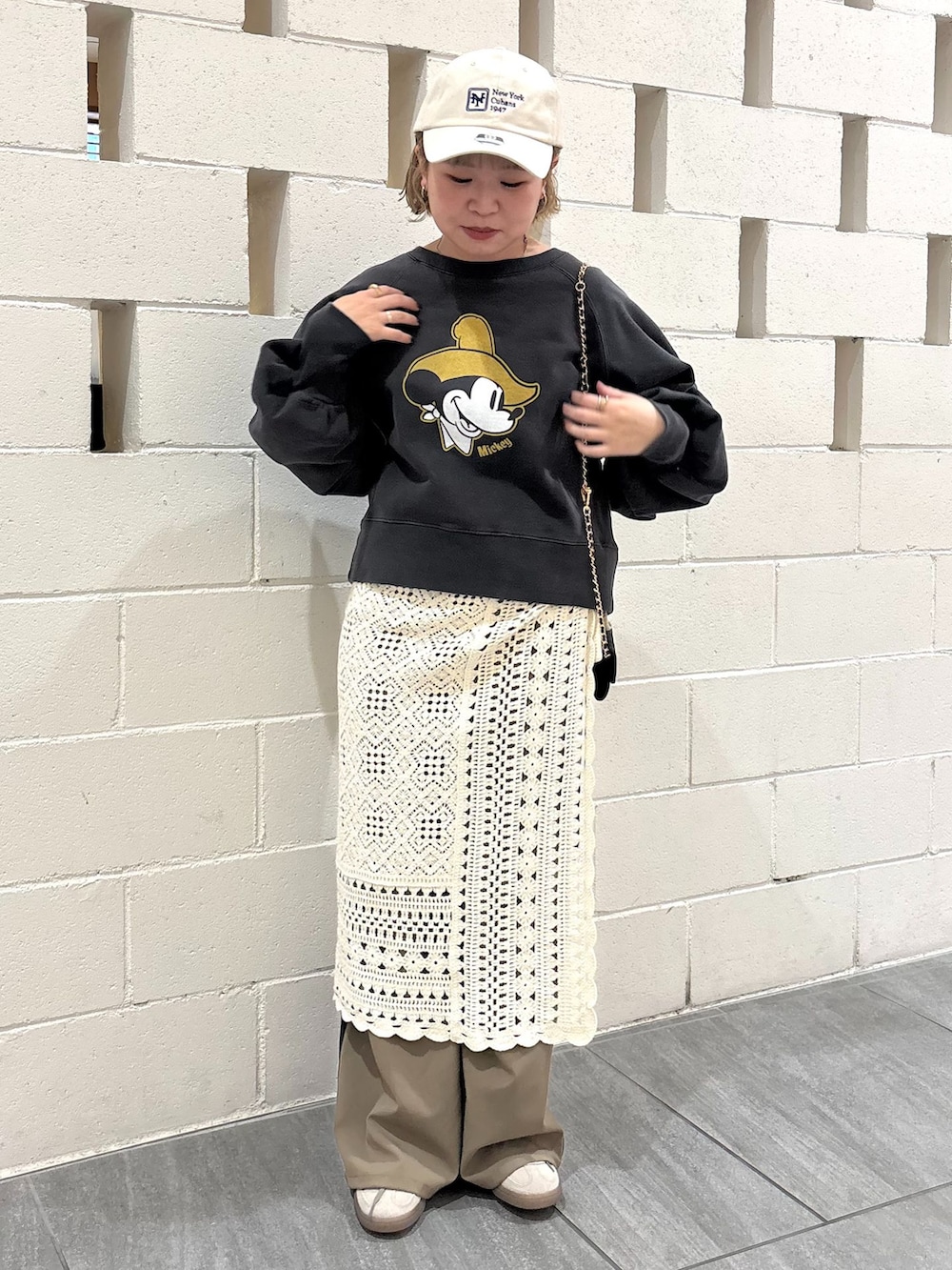 グリーン系のその他パンツ、ブラック系のスウェット、ベージュ系のスカートを着用したレディースの冬コーディネートの2枚目の写真