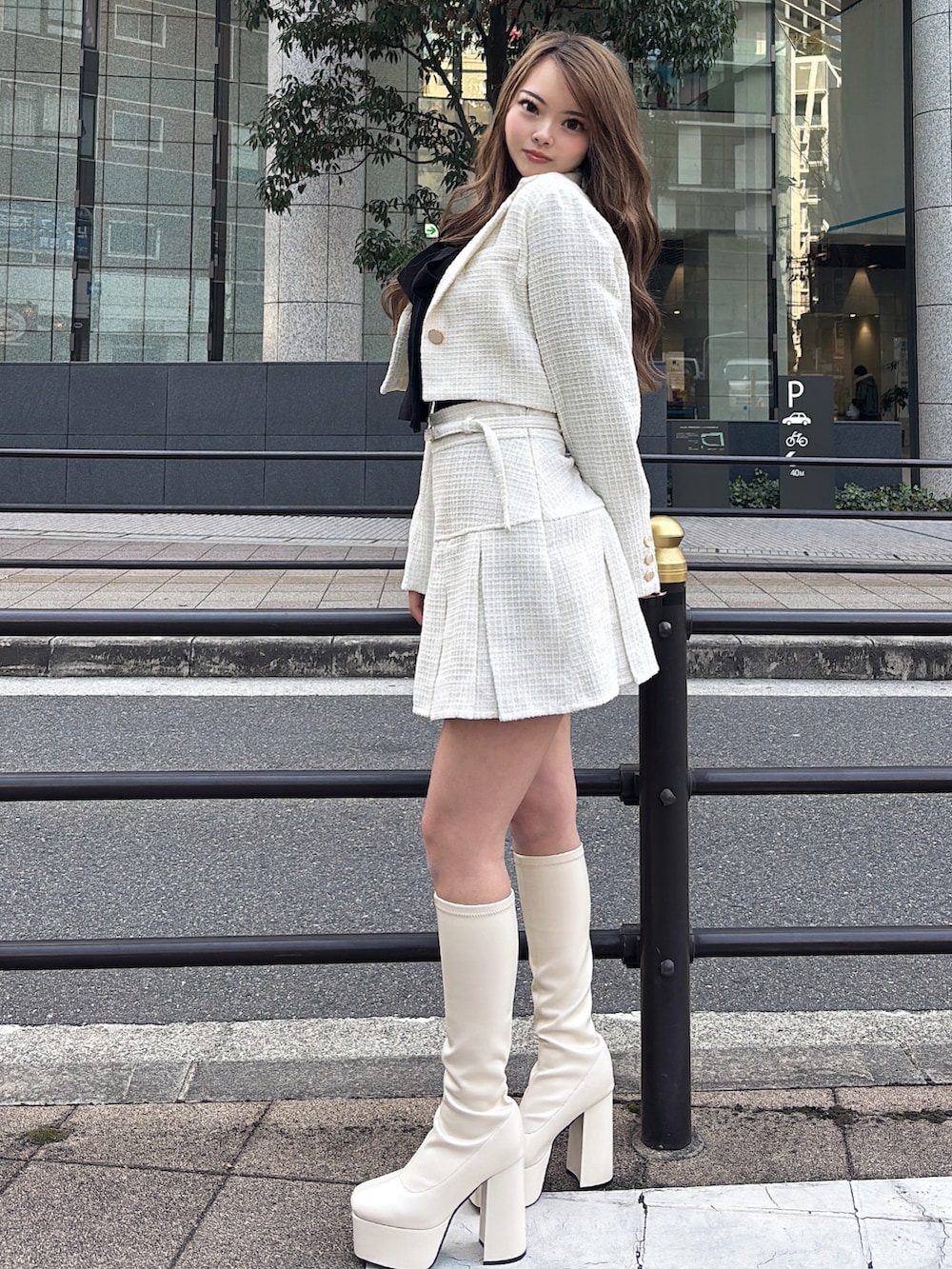 ホワイト系のその他アウター、ホワイト系のスカート、ブラック系のニット/セーターを着用したレディースの冬コーディネートの4枚目の写真