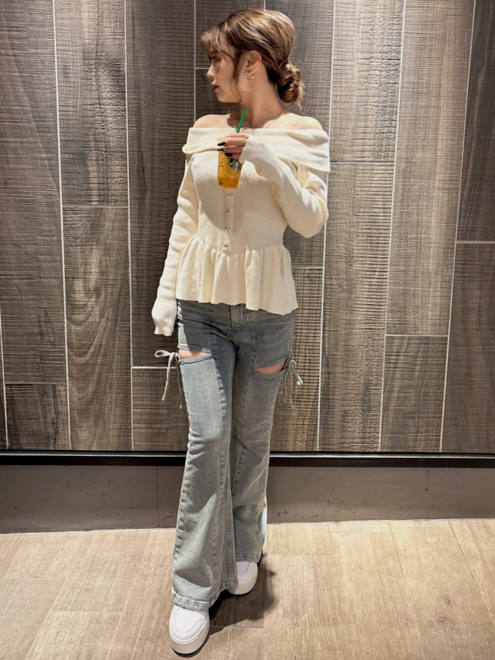 ホワイト系のニット/セーター、ブルー系のデニムパンツ、ブラック系のトレンチコートを着用したレディースの冬コーディネートの7枚目の写真