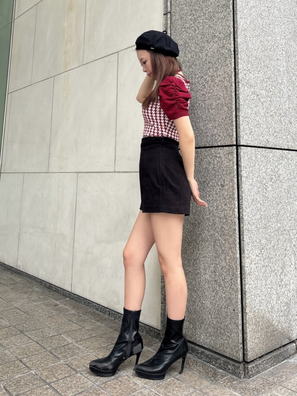 レッド系のニット/セーター、ブラック系のその他パンツを着用したレディースの秋コーディネートの2枚目の写真