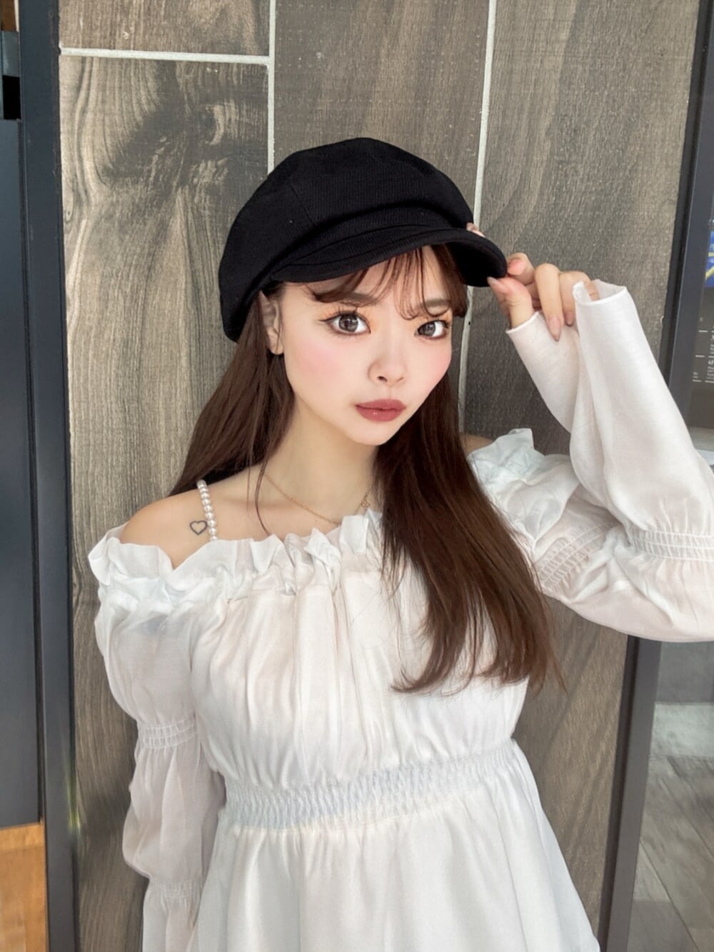 ブラック系のブーツ、ホワイト系のシャツ/ブラウス、ブラック系のスカートを着用したレディースの冬コーディネートの4枚目の写真