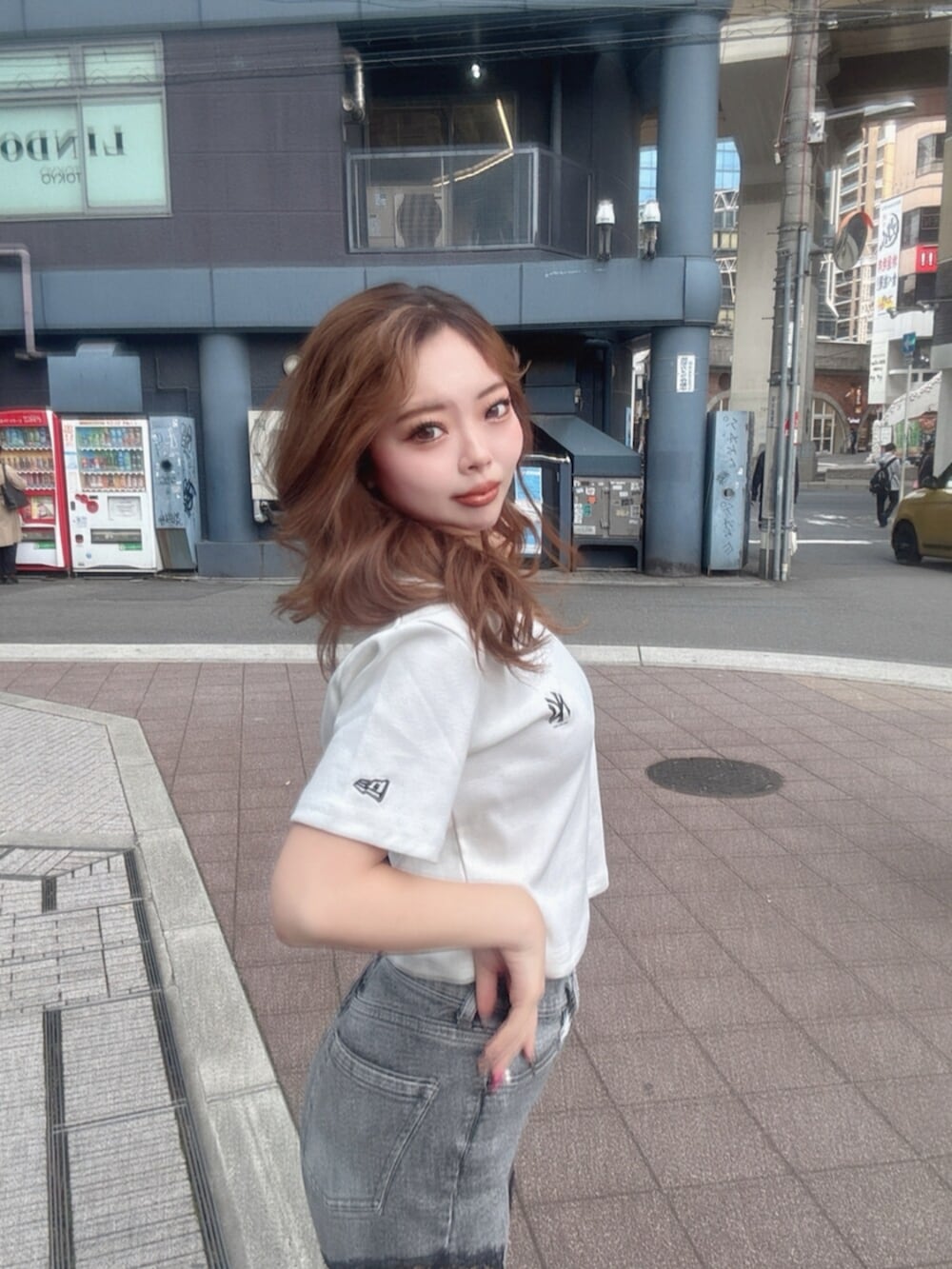 ホワイト系のTシャツ/カットソー、グレー系のデニムパンツ、ホワイト系のブーツを着用したレディースの春コーディネートの7枚目の写真