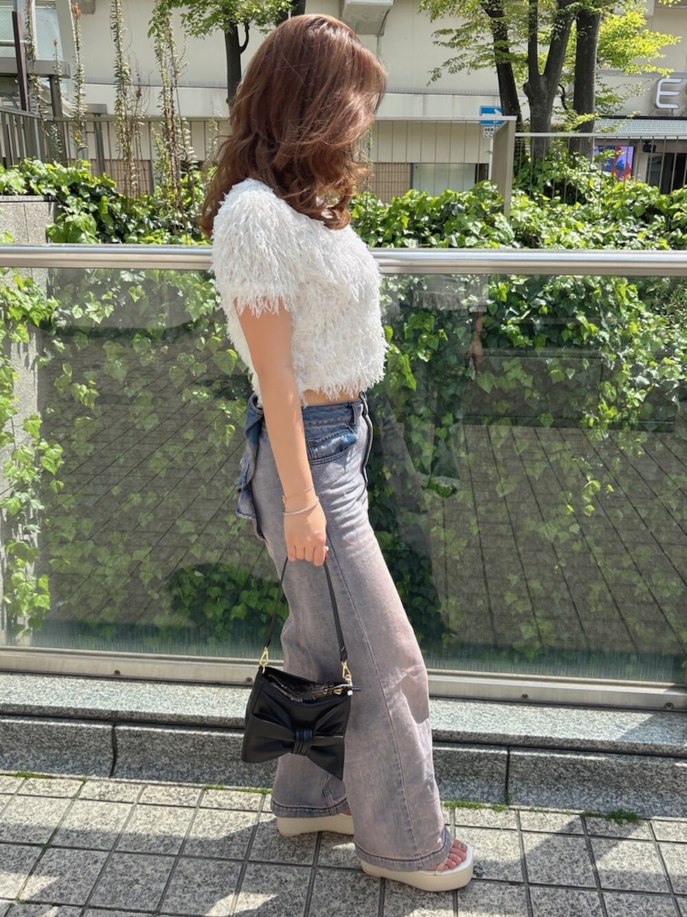 ホワイト系のTシャツ/カットソー、ピンク系のデニムパンツ、ホワイト系のサンダルを着用したレディースの春コーディネートの5枚目の写真