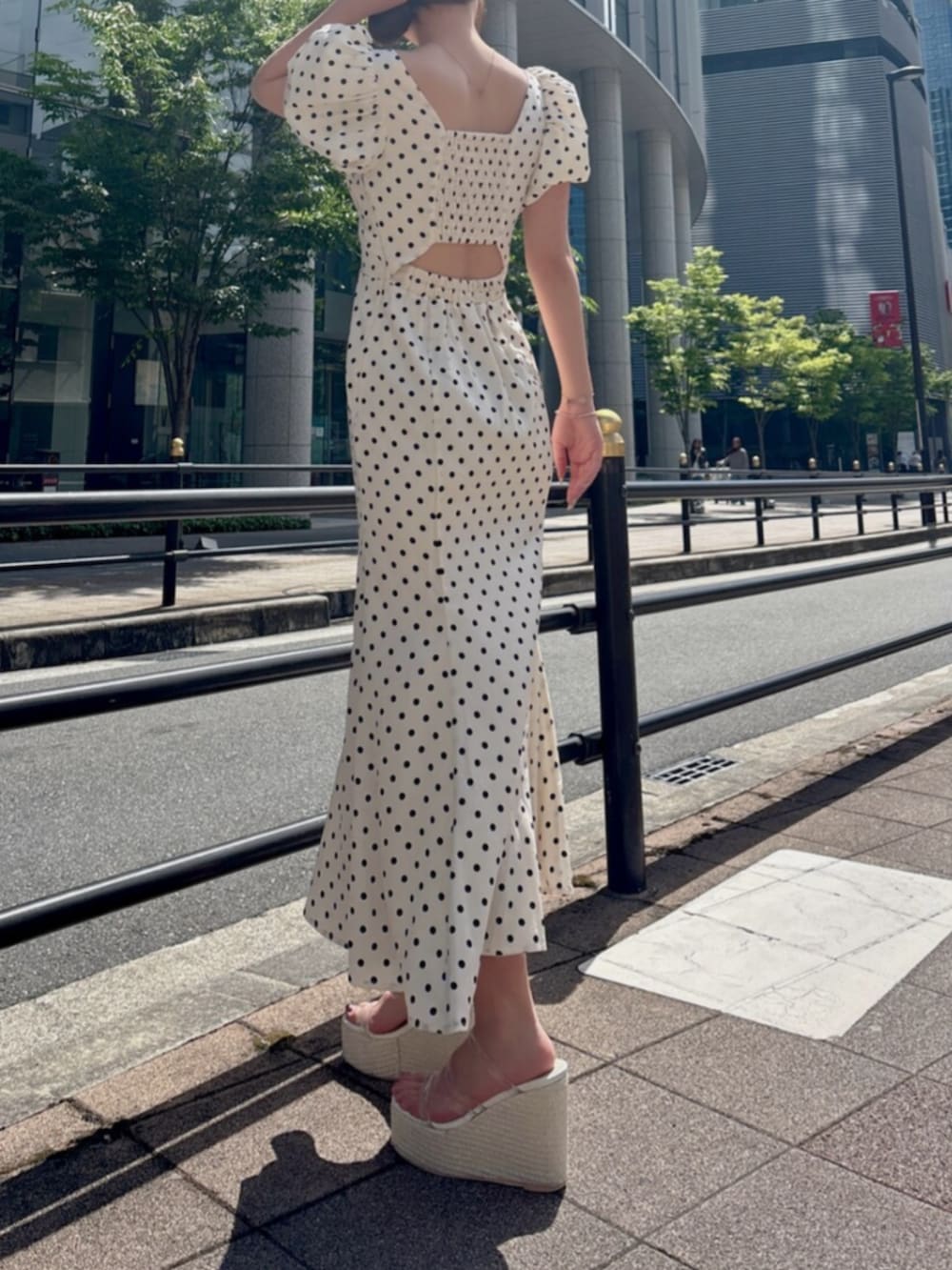ホワイト系のサンダル、ホワイト系のワンピース、ベージュ系のキャスケットを着用したレディースの夏コーディネートの2枚目の写真
