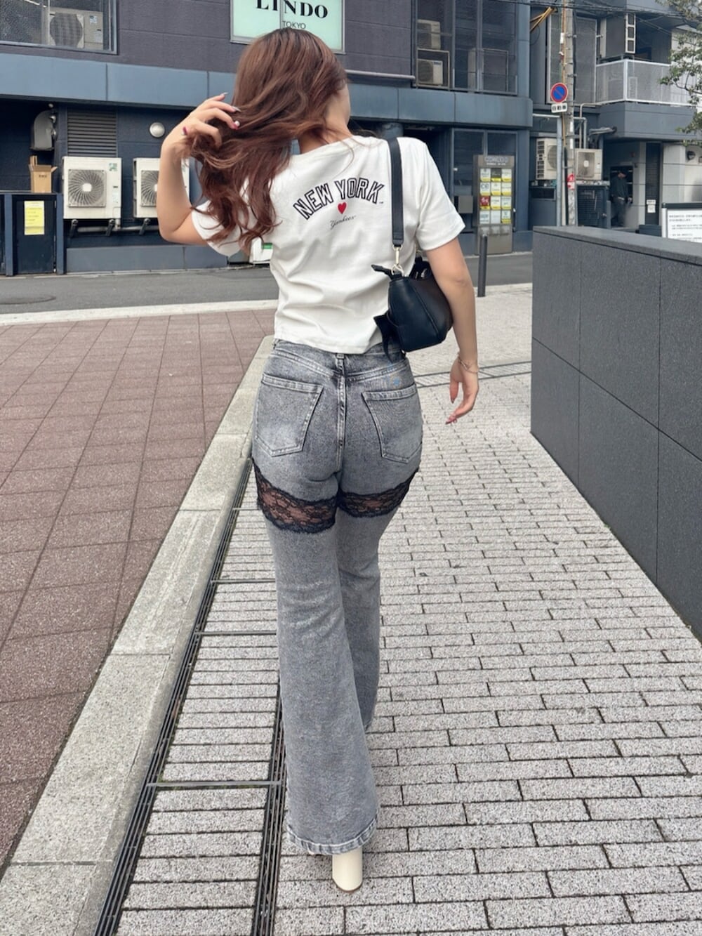 ホワイト系のTシャツ/カットソー、グレー系のデニムパンツ、ホワイト系のブーツを着用したレディースの春コーディネートの6枚目の写真