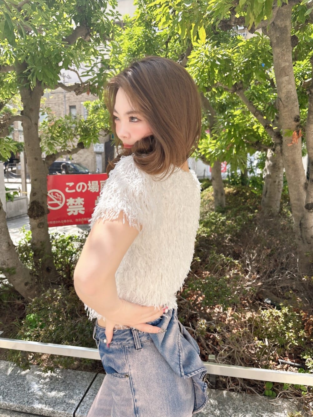 ホワイト系のTシャツ/カットソー、ピンク系のデニムパンツ、ホワイト系のサンダルを着用したレディースの春コーディネートの3枚目の写真