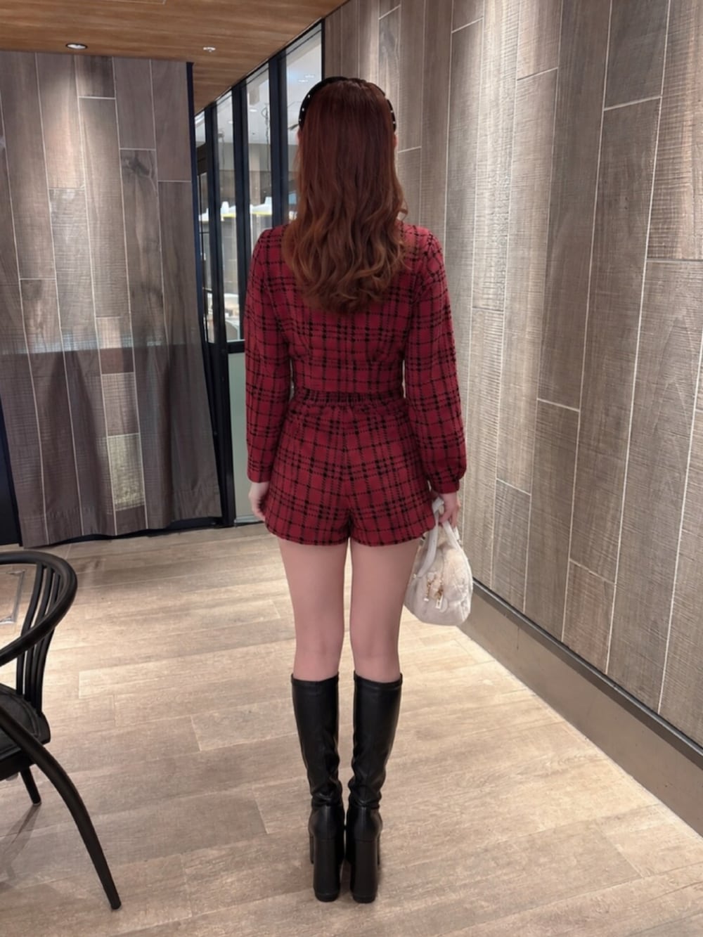 その他のブーツ、レッド系のその他トップス、レッド系のその他パンツを着用したレディースの秋コーディネートの3枚目の写真