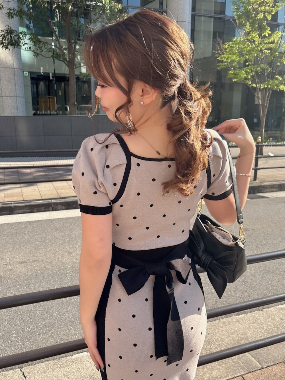 ブラック系のブーツ、ベージュ系のワンピースを着用したレディースの春コーディネートの4枚目の写真