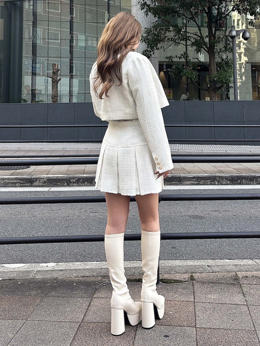 ホワイト系のその他アウター、ホワイト系のスカート、ブラック系のニット/セーターを着用したレディースの冬コーディネートの5枚目の写真